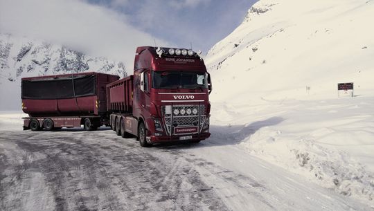 Trailer med transport på snøvei